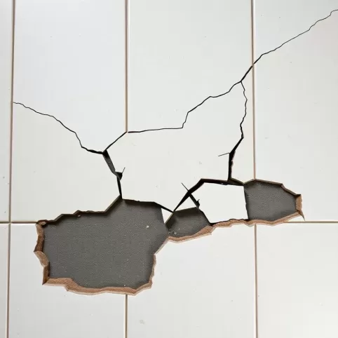 Dlaczego pękają płytki na ogrzewaniu podłogowym