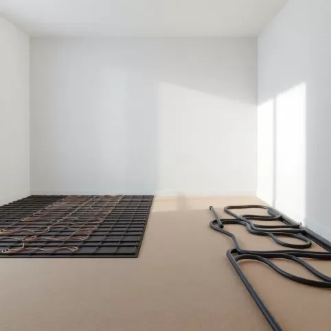 ogrzewanie podłogowe elektryczne czy wodne